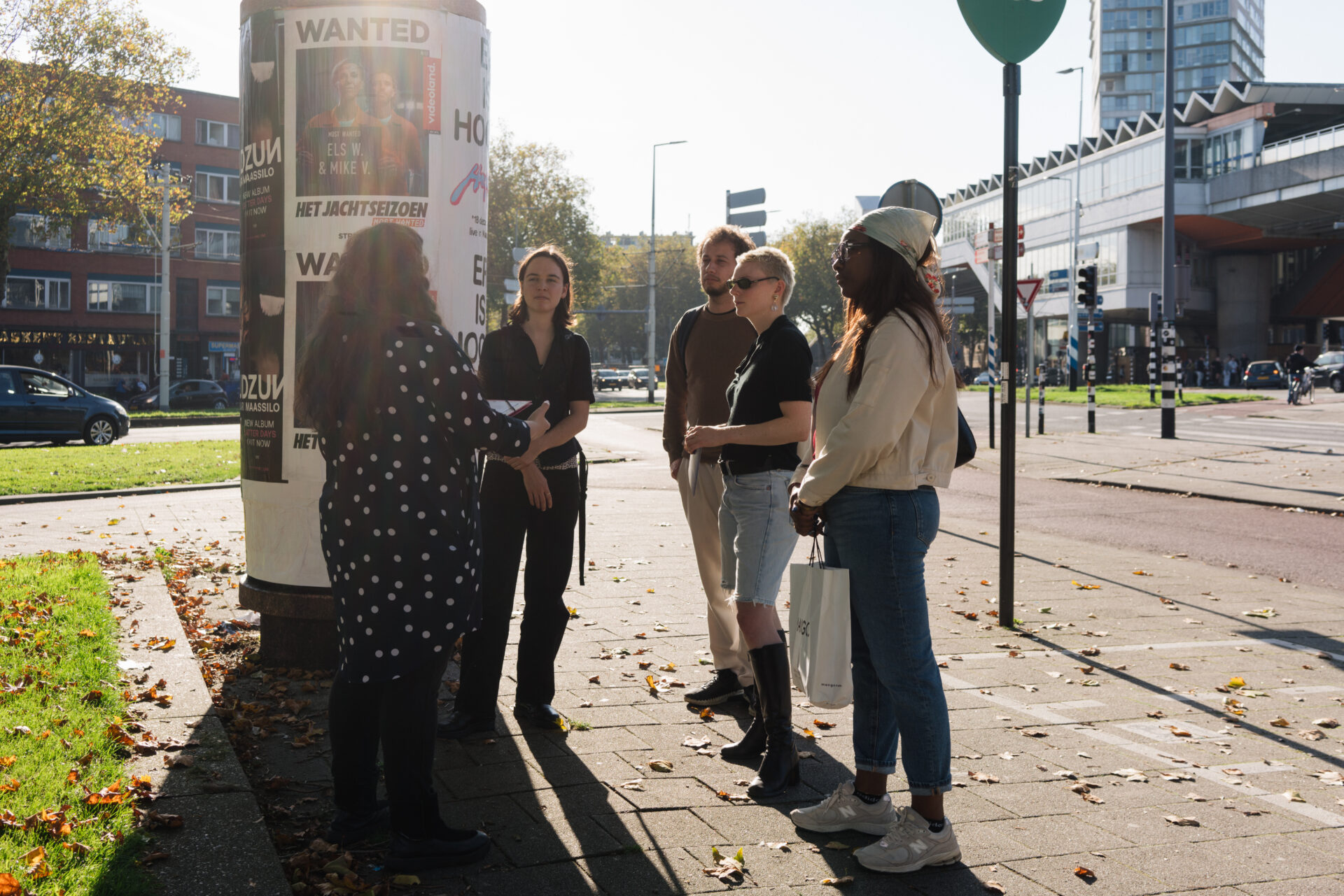 Taal Tour op Zuid in de Afrikaanderwijk, 2025, ontwikkeld door Cihad Caner en Hannah Dawn Henderson, courtesy Kunstinstituut Melly, Rotterdam, foto Liza Wolters
