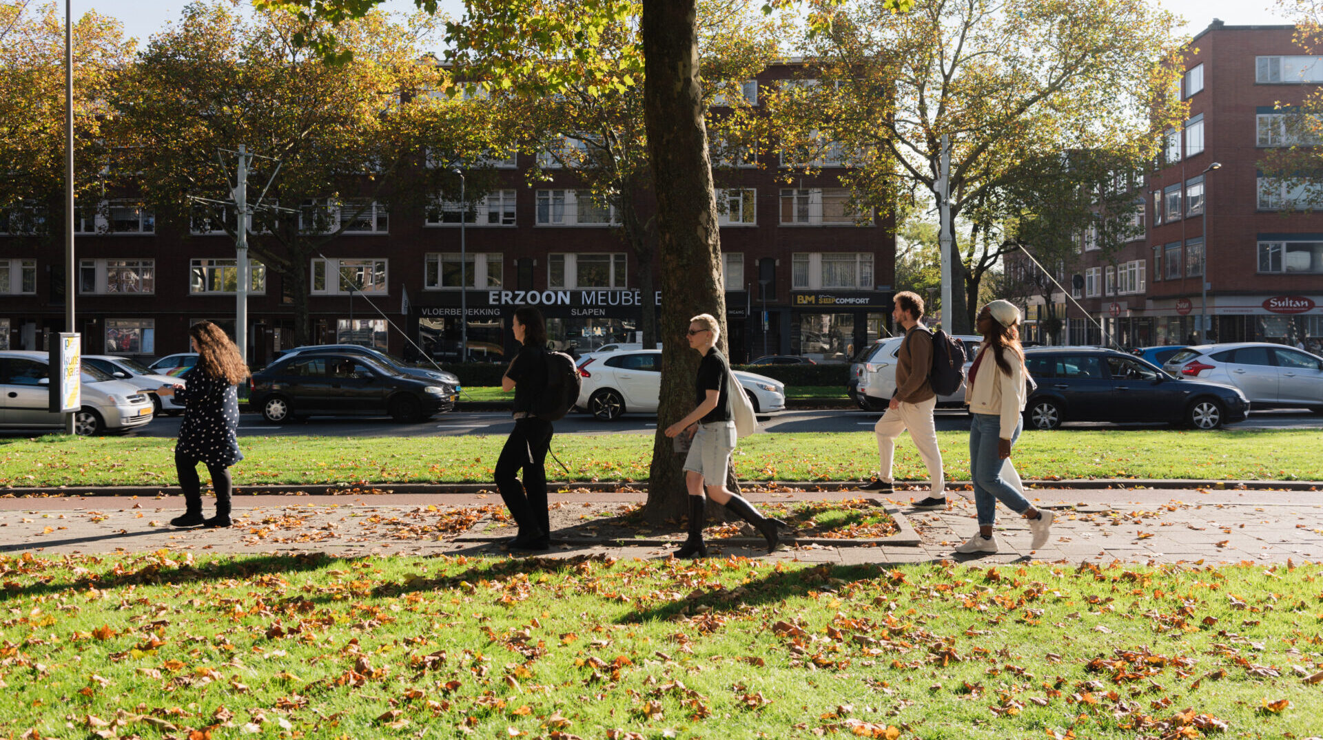 Taal Tour op Zuid in de Afrikaanderwijk, 2025, ontwikkeld door Cihad Caner en Hannah Dawn Henderson, courtesy Kunstinstituut Melly, Rotterdam, foto Liza Wolters